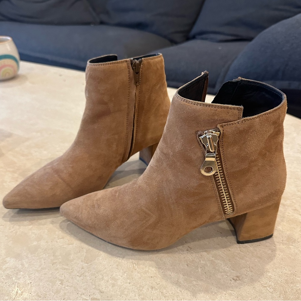 Geox suede booties size 38.5 in EUC.